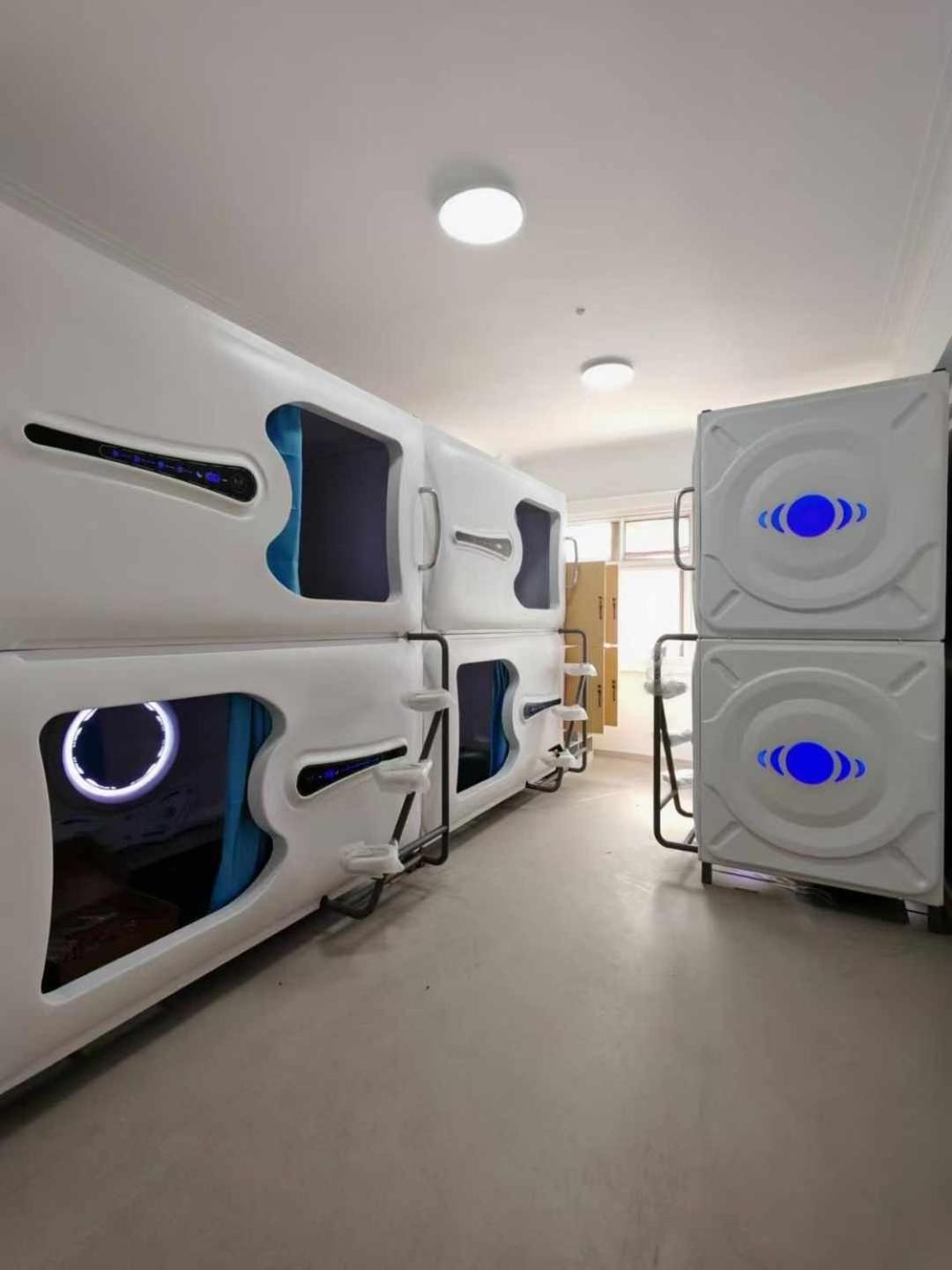 Hostel Space Capsule Madrid Eksteriør billede