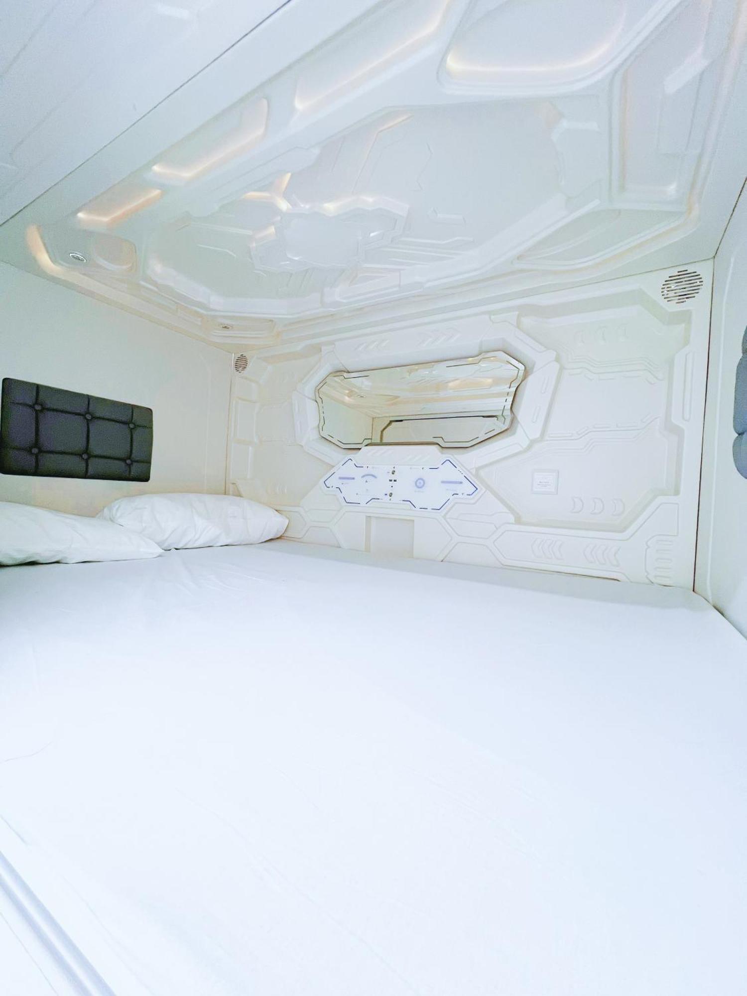 Hostel Space Capsule Madrid Eksteriør billede