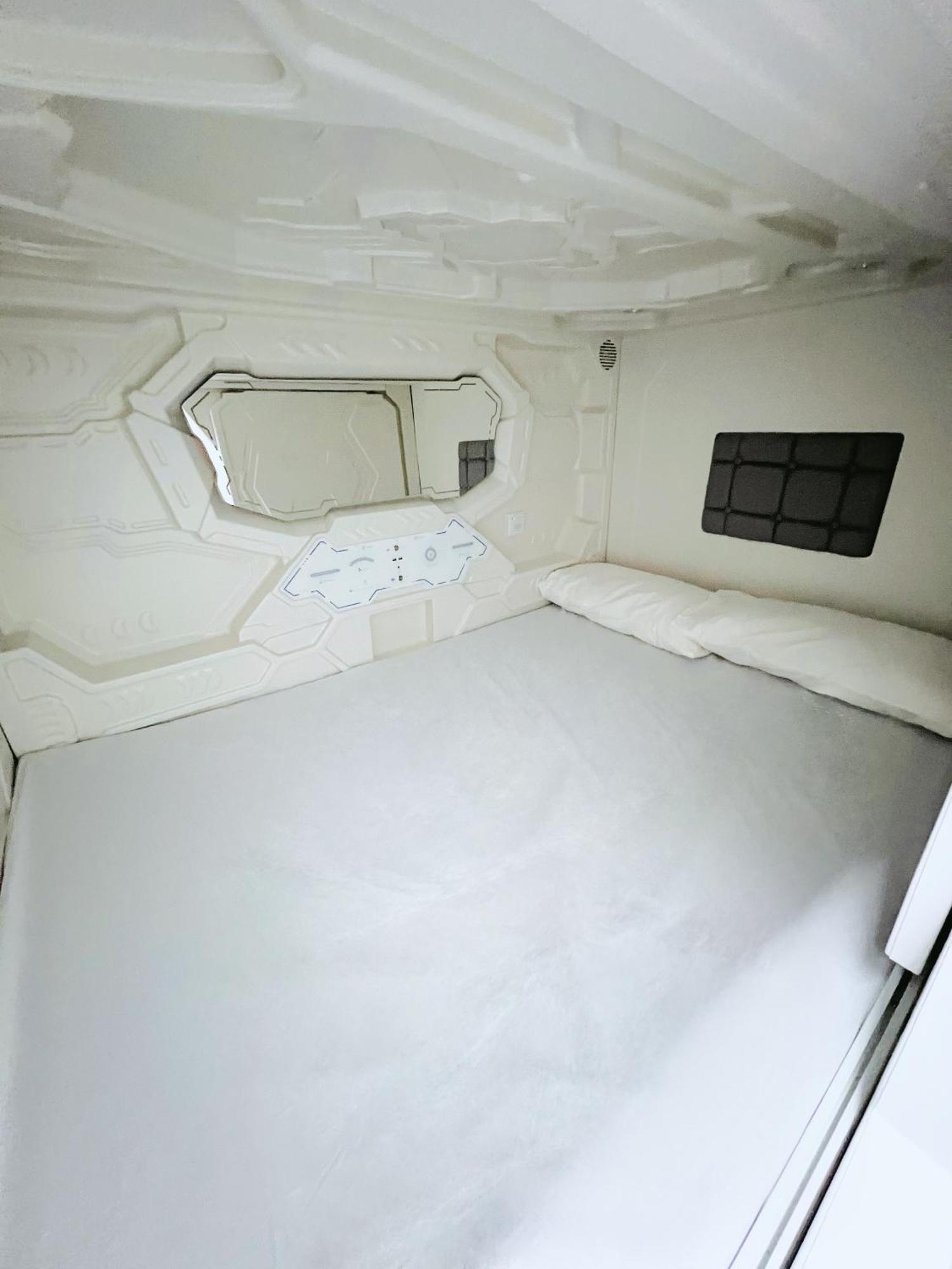 Hostel Space Capsule Madrid Eksteriør billede