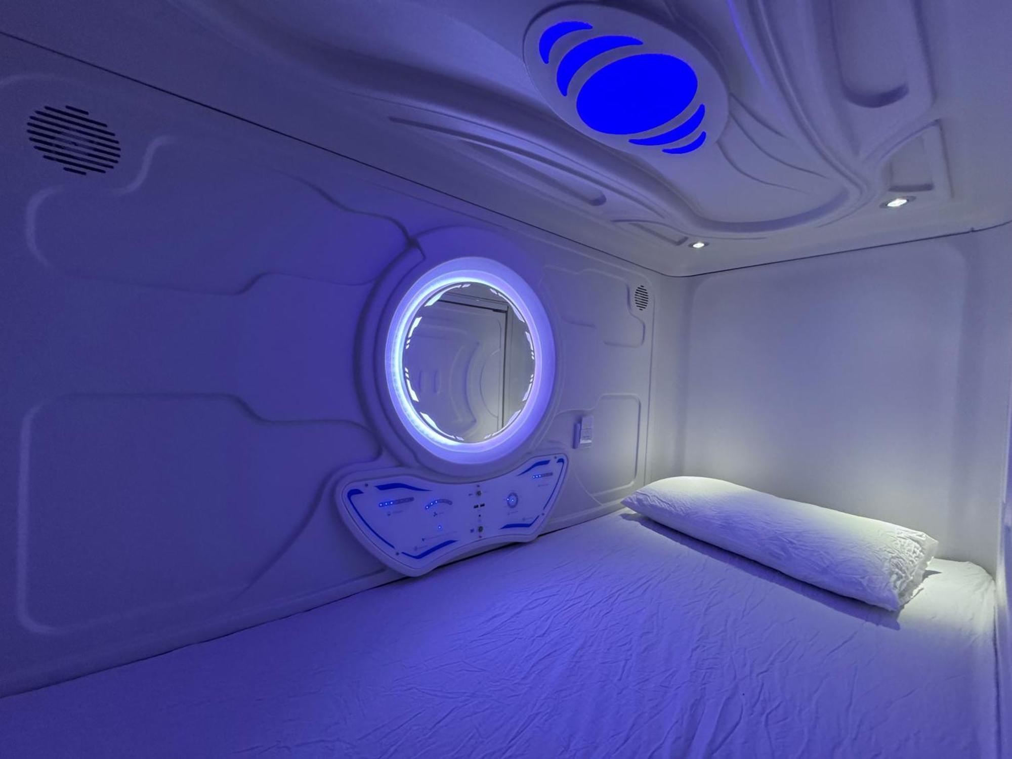 Hostel Space Capsule Madrid Eksteriør billede