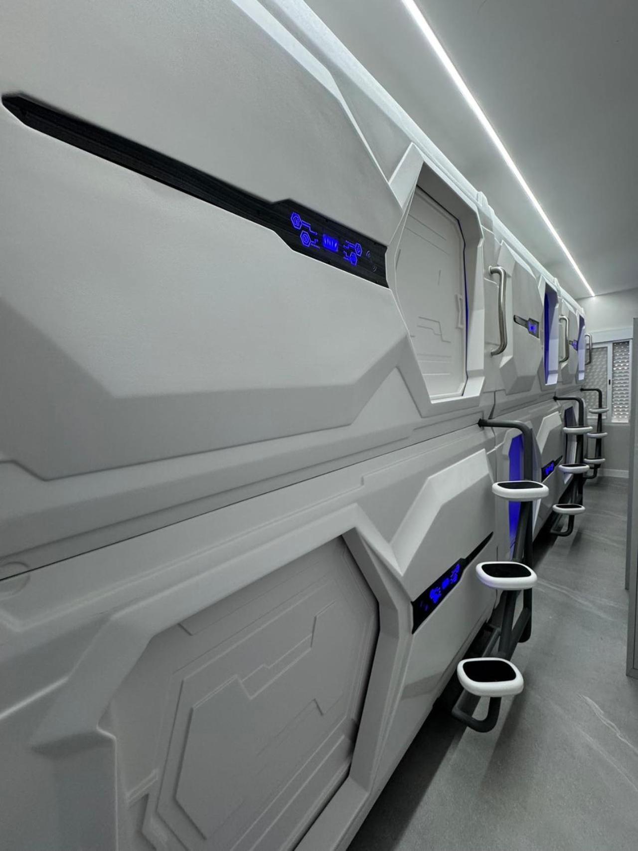 Hostel Space Capsule Madrid Eksteriør billede