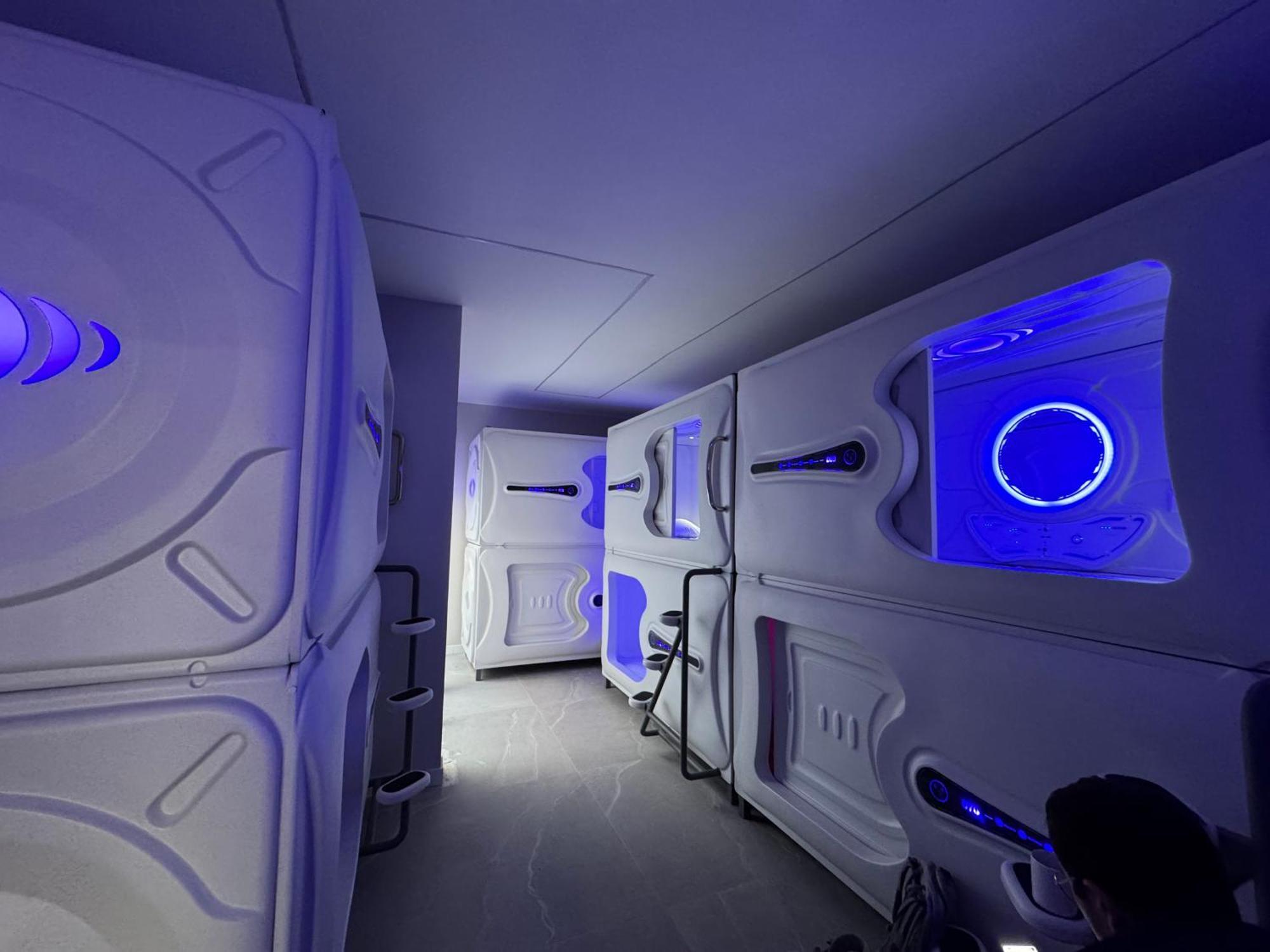 Hostel Space Capsule Madrid Eksteriør billede
