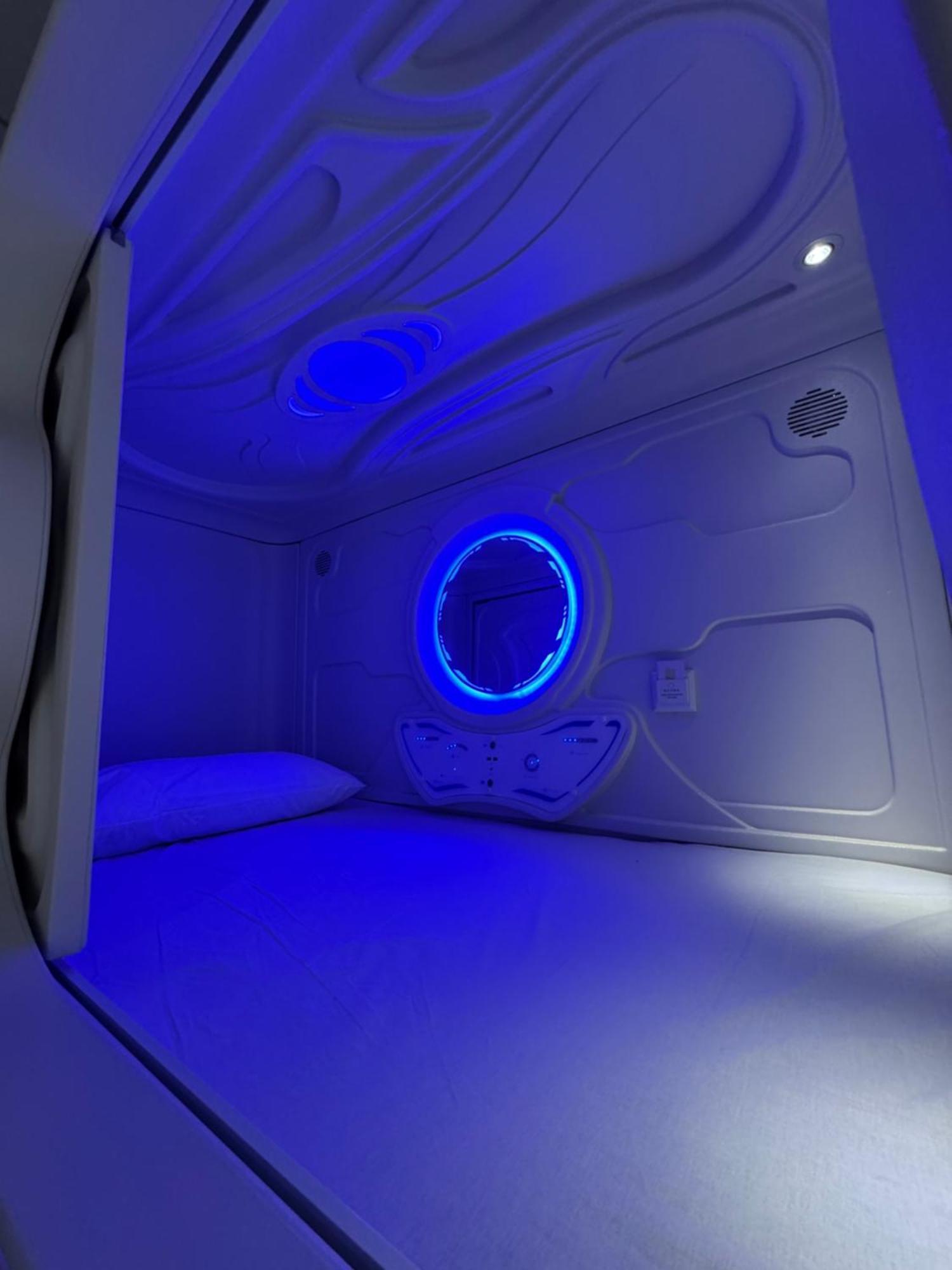 Hostel Space Capsule Madrid Eksteriør billede